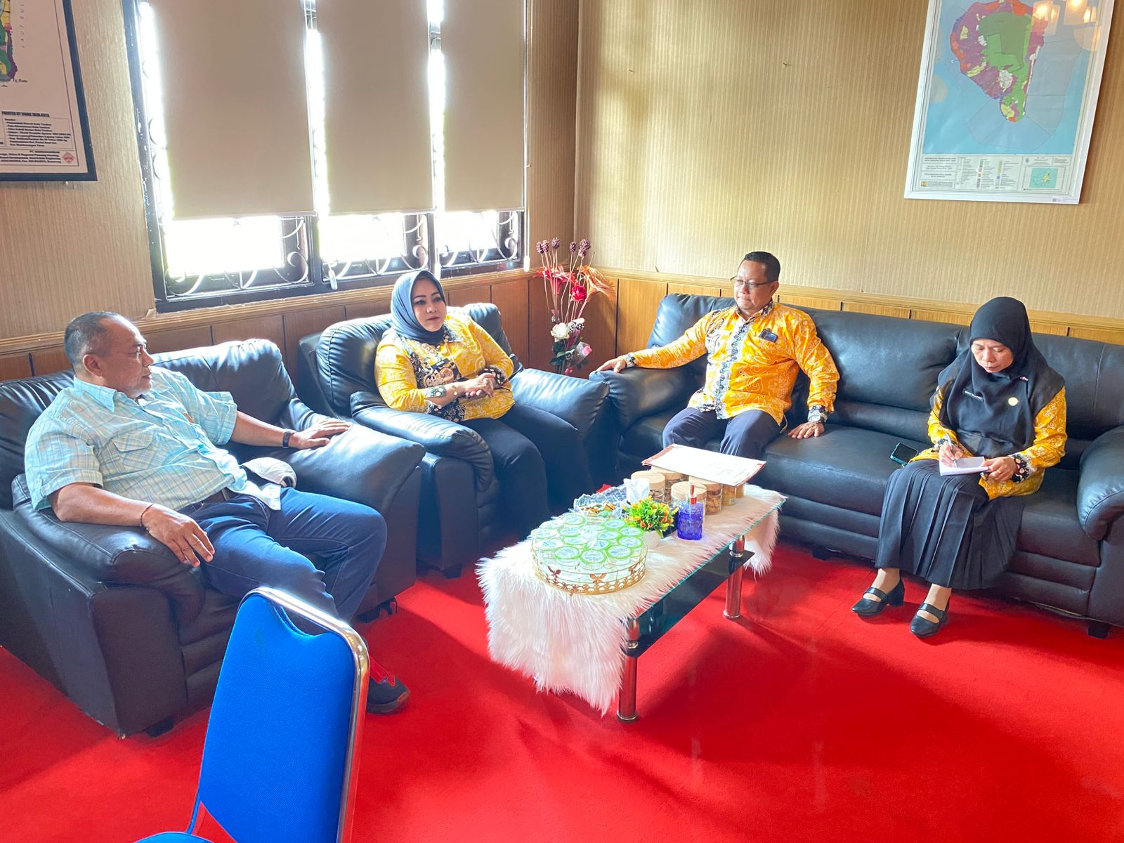 Menerima Kunjungan Tamu Haji Toto Warga Kelurahan Juata Laut